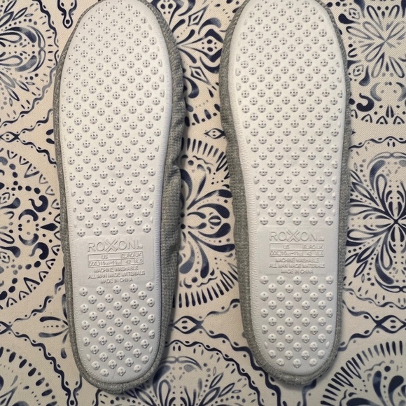 NWOT Black & Grey Roxini Non-Slip Slippers - Picture 9 of 11